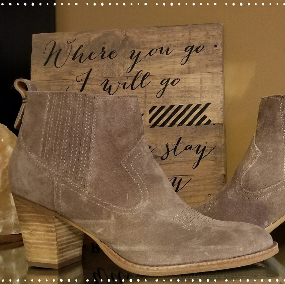 Women's 10 Like New Taupe Suede Booties
